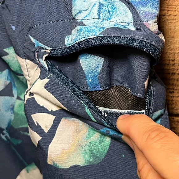 🌻 The North Face Class V Shorts in Blue Wing Teal Leaf Print Women’s size Large - Picture 9 of 9